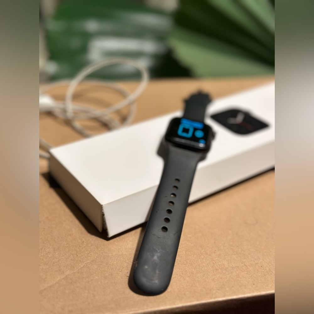 Apple Watch SE ( 1st gen) GPS 40mm space grey